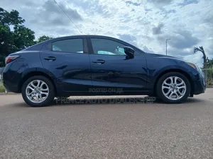 Toyota Yaris 2017 Blue