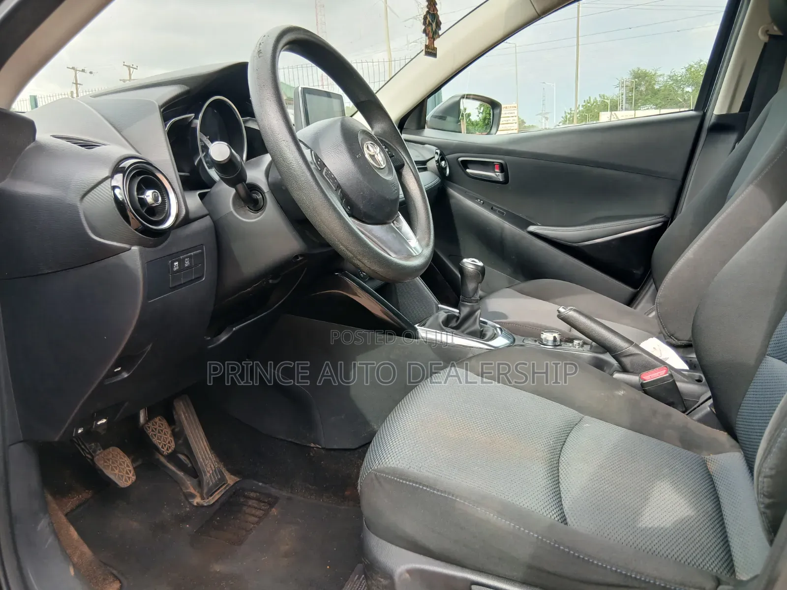 Toyota Yaris 2017 Blue
