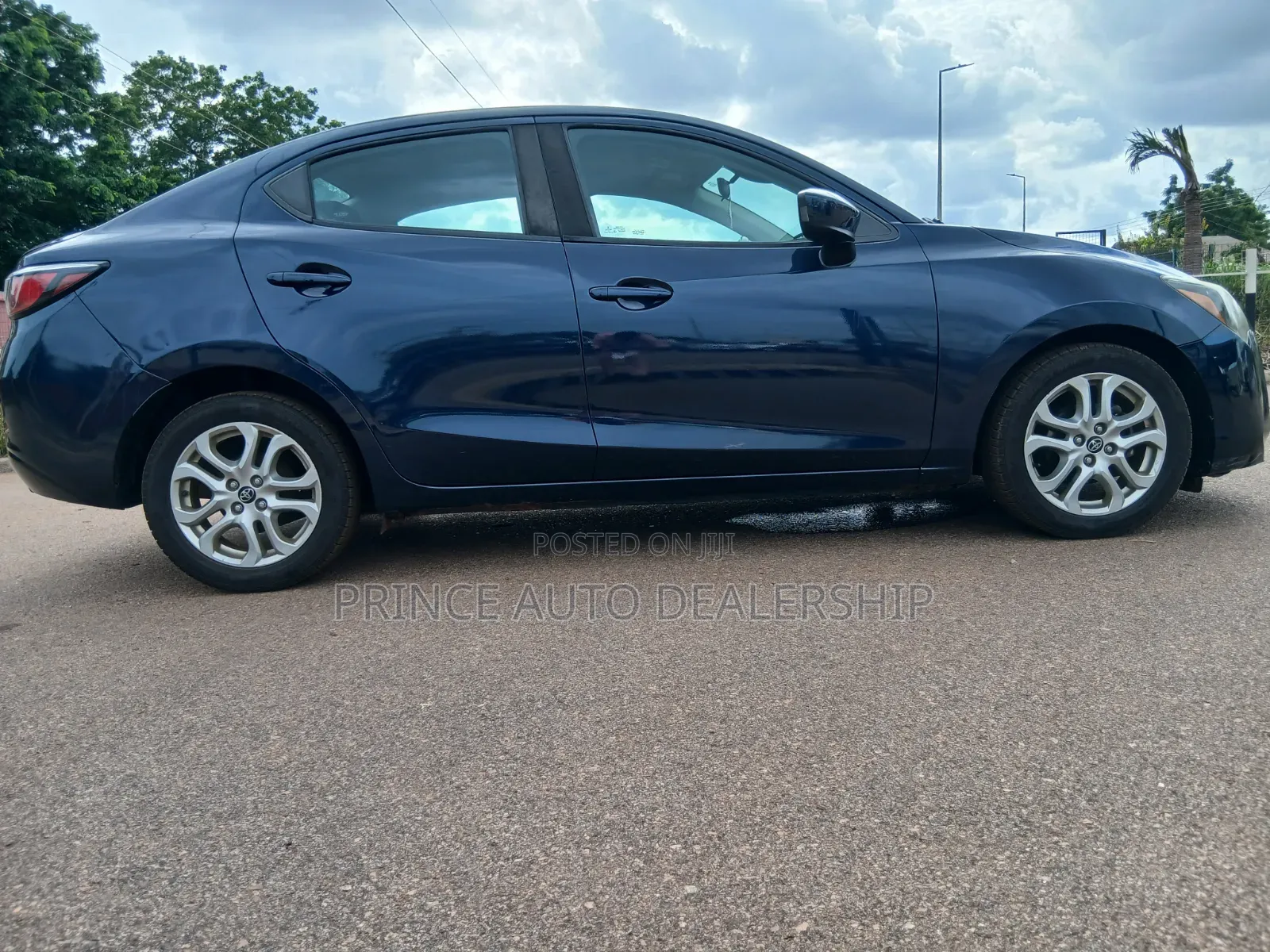 Toyota Yaris 2017 Blue