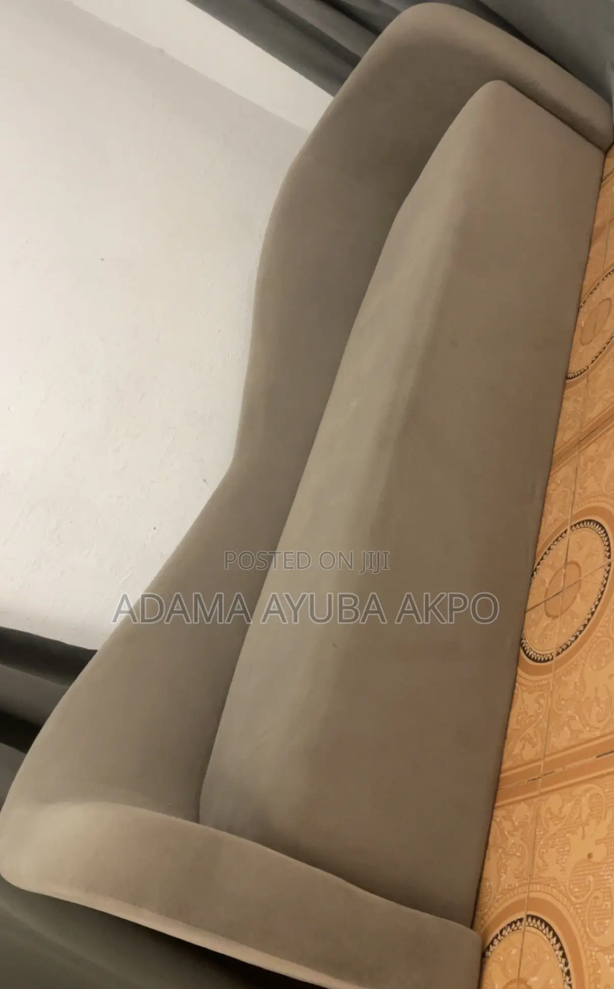 Modern
Sofa Set: Living Room Sofa