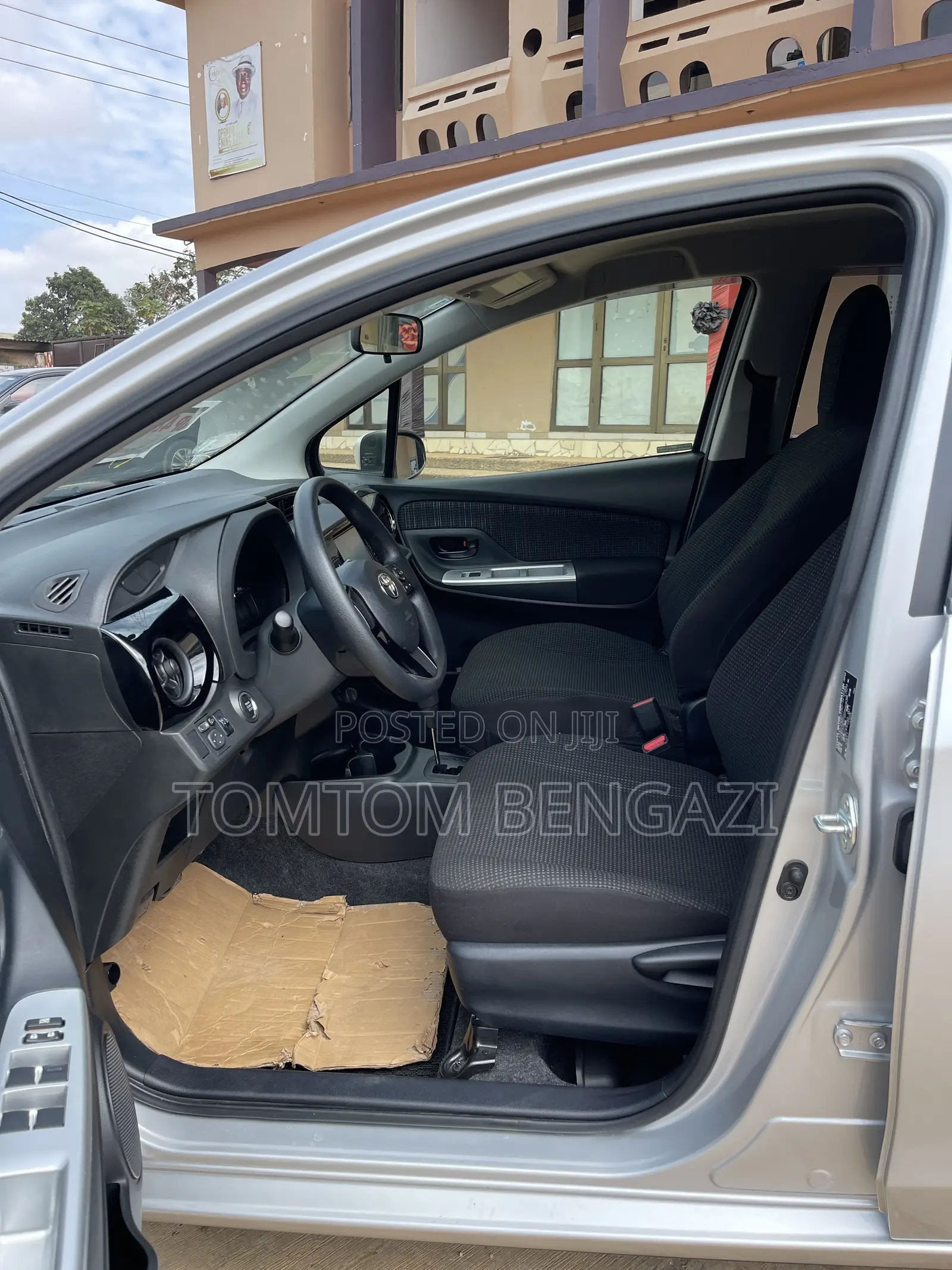 Toyota Vitz 1.3 AWD 5dr 2017 Silver