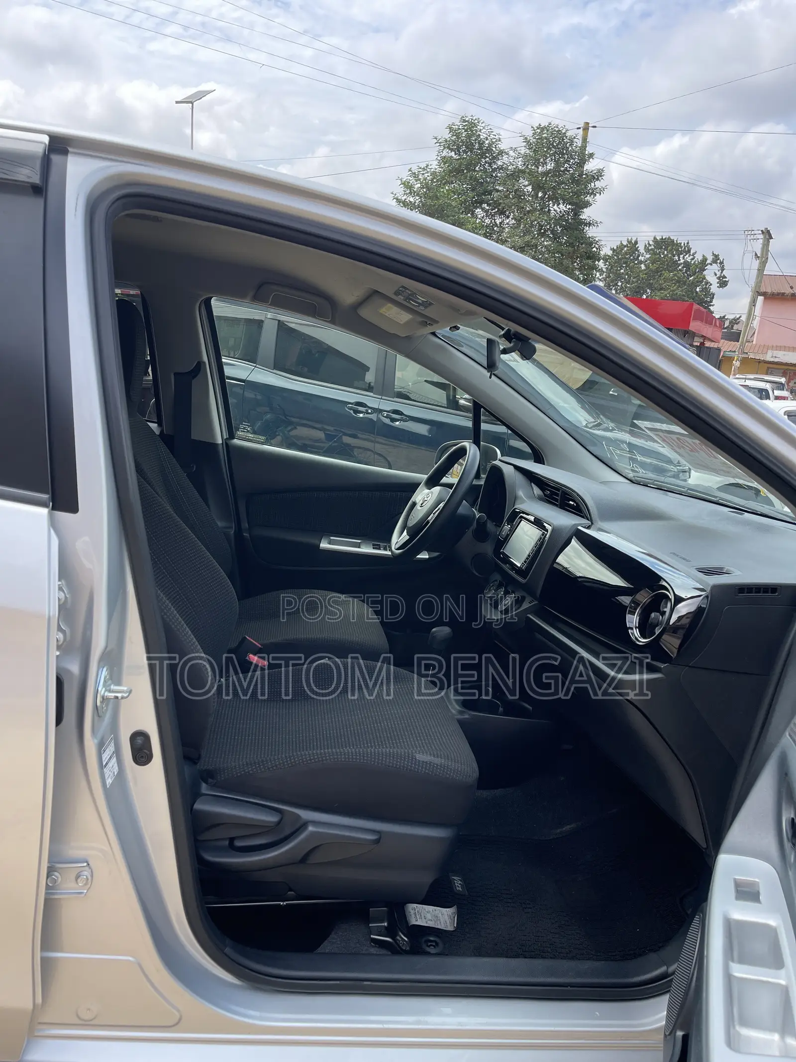 Toyota Vitz 1.3 AWD 5dr 2017 Silver