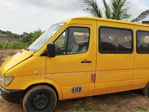 Mercedes-Benz Sprinter 2001 Yellow