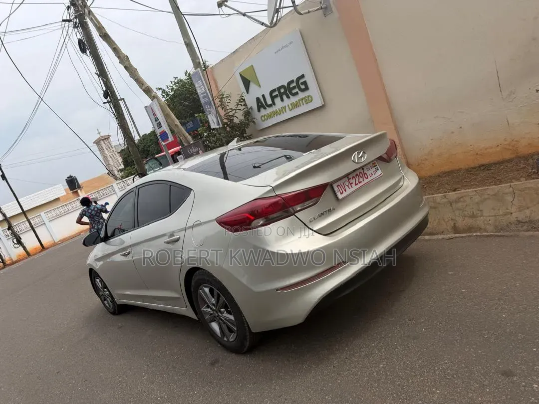 Hyundai Elantra 2017 Gold