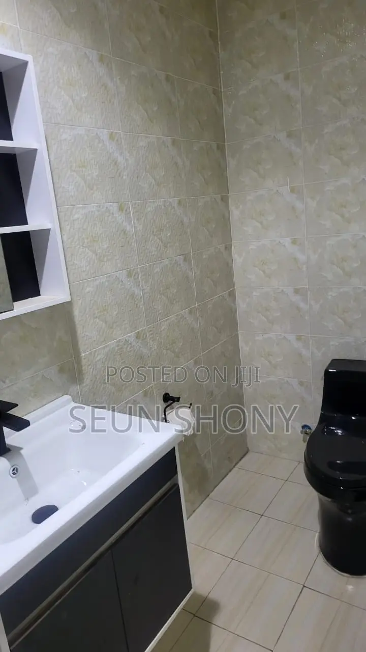 2bdrm Apartment in Lakeside Estate, Ashaley Botwe for rent