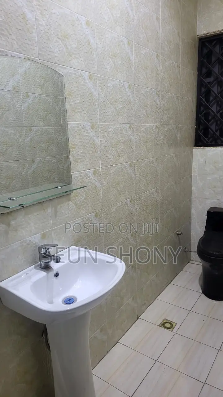 2bdrm Apartment in Lakeside Estate, Ashaley Botwe for rent