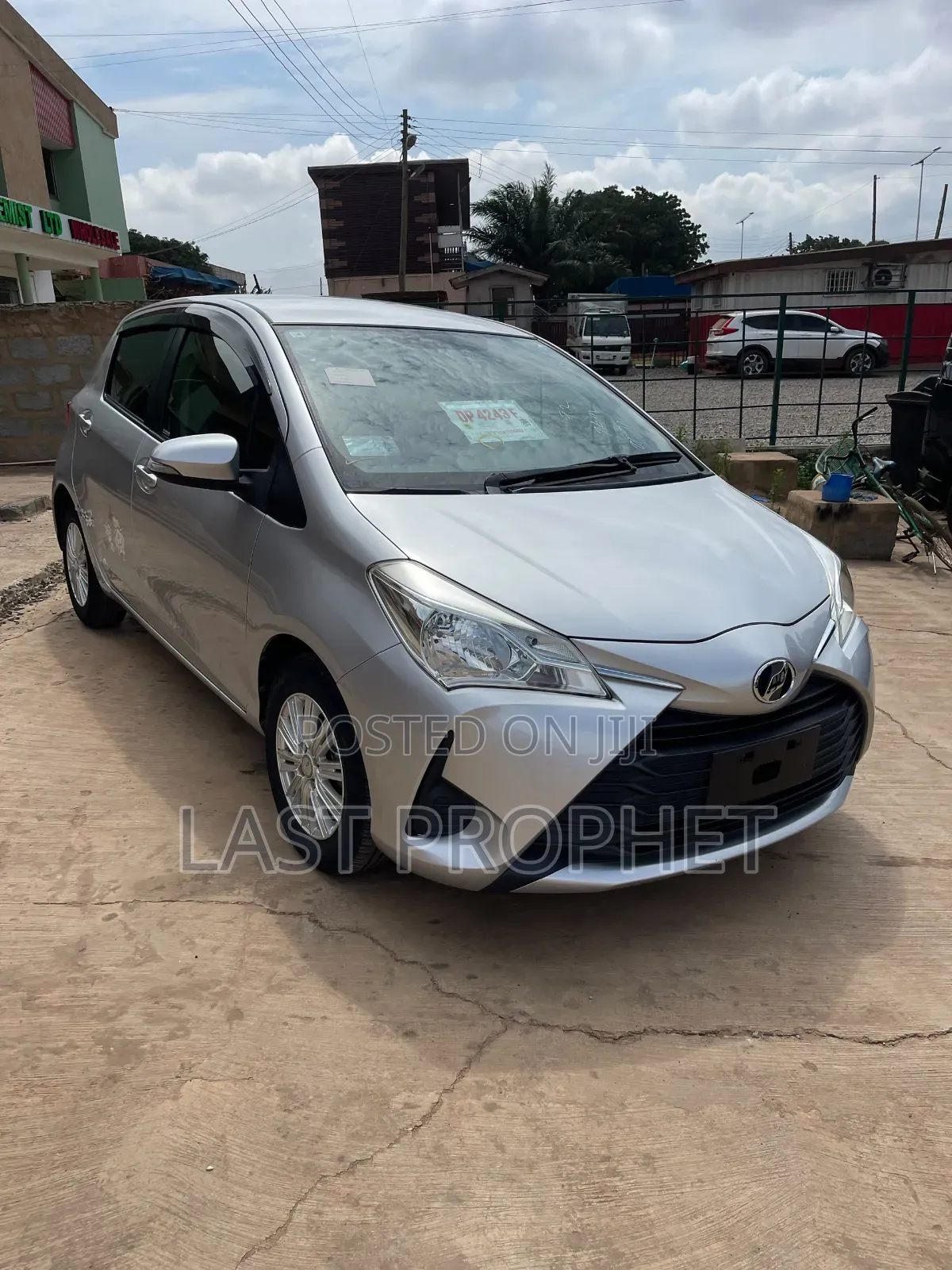 Toyota Vitz 1.3 FWD 5dr 2017 Silver