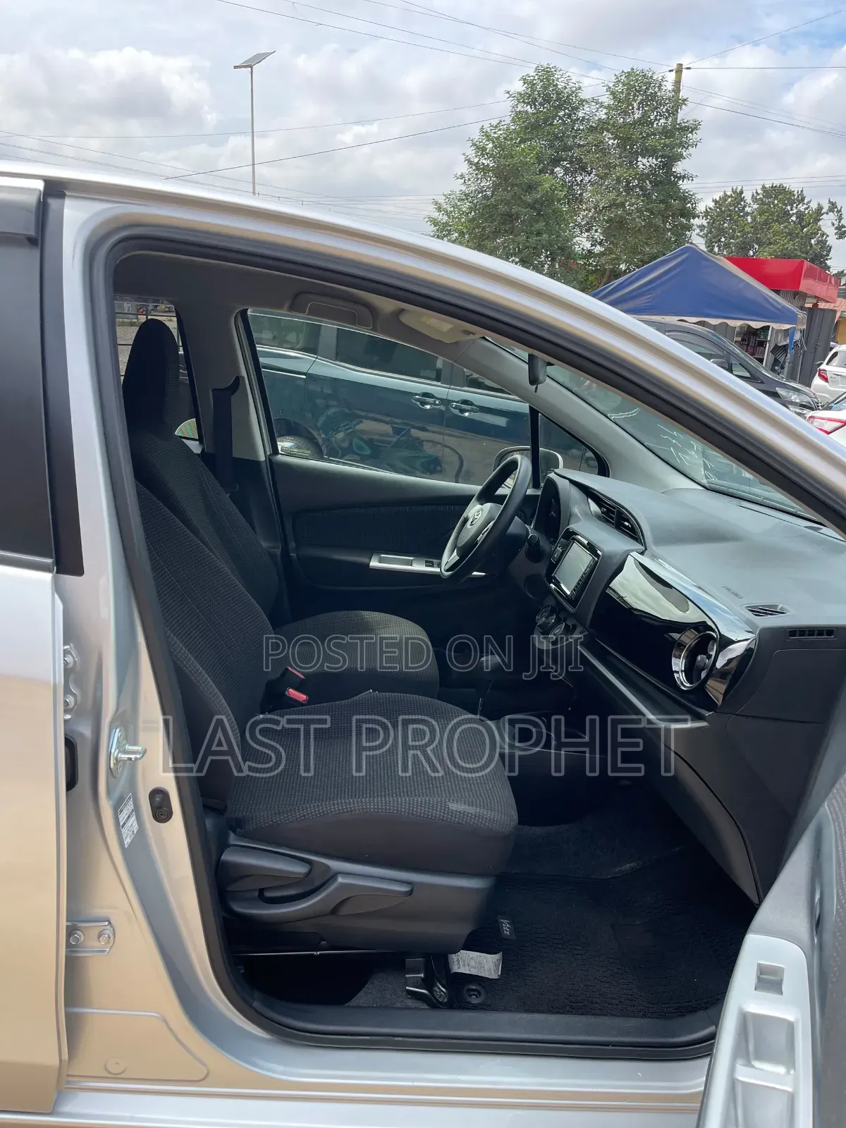 Toyota Vitz 1.3 FWD 5dr 2017 Silver