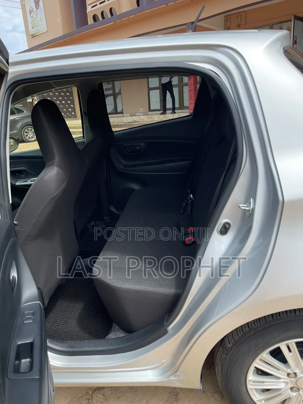 Toyota Vitz 1.3 FWD 5dr 2017 Silver