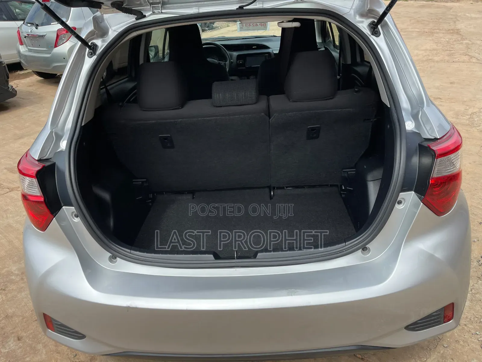 Toyota Vitz 1.3 FWD 5dr 2017 Silver