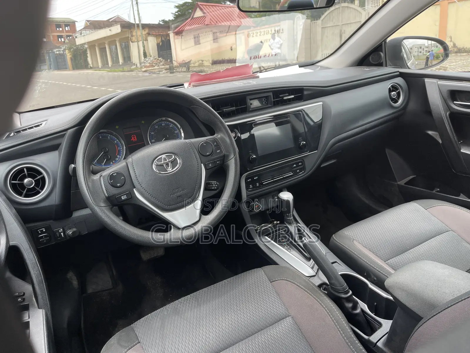 Toyota Corolla LE Eco (1.8L 4cyl 2A) 2018 Silver