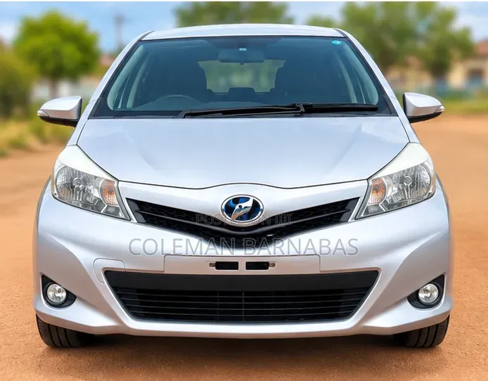 Toyota Vitz 1.3 FWD 3dr 2013 Silver