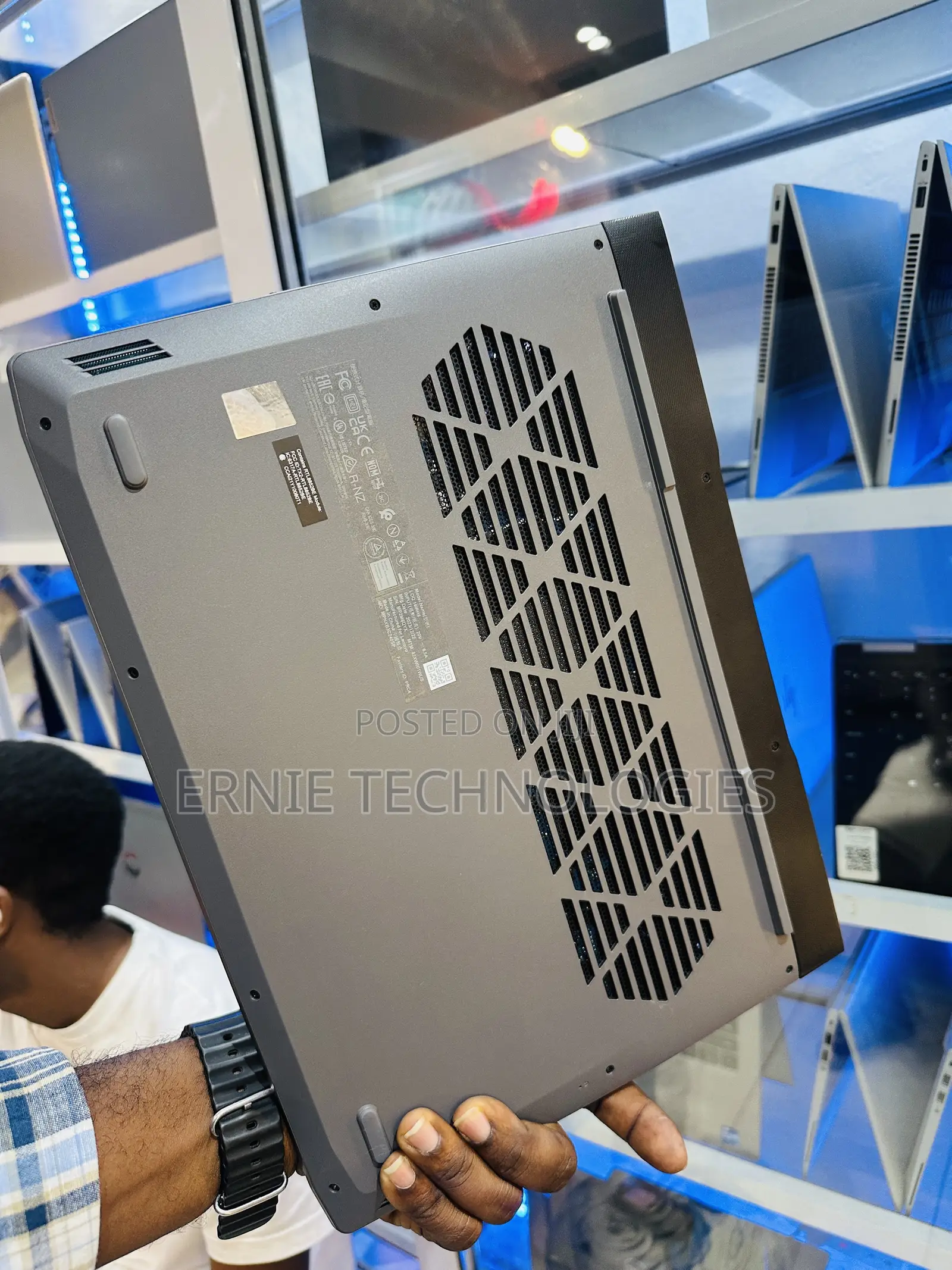 Laptop Lenovo LOQ 15IRH8 16GB Intel Core i7 SSD 512GB