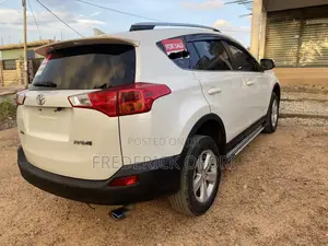 Toyota RAV4 LE 4dr SUV (2.5L 4cyl 6A) 2014 White