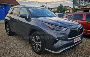 Toyota Highlander XLE 2021 Gray
