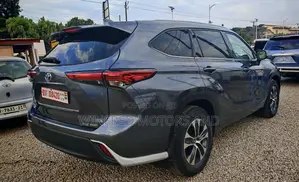 Toyota Highlander XLE 2021 Gray