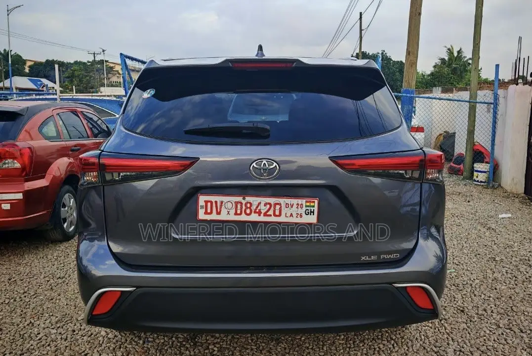 Toyota Highlander XLE 2021 Gray