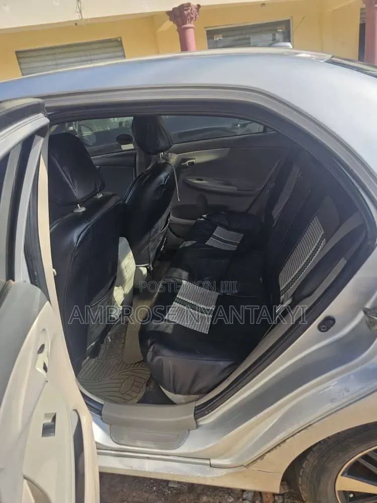 Toyota Corolla LE 4dr Sedan (1.8L 4cyl 4A) 2010 Silver