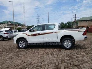 Toyota Hilux 2016 White