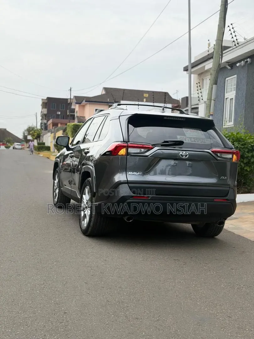 Toyota RAV4 XLE 2022 Gray