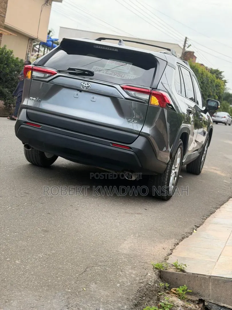 Toyota RAV4 XLE 2022 Gray