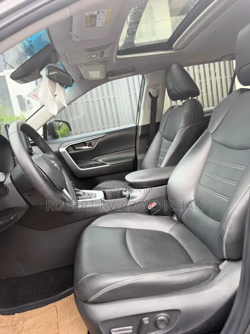 Toyota RAV4 XLE 2022 Gray