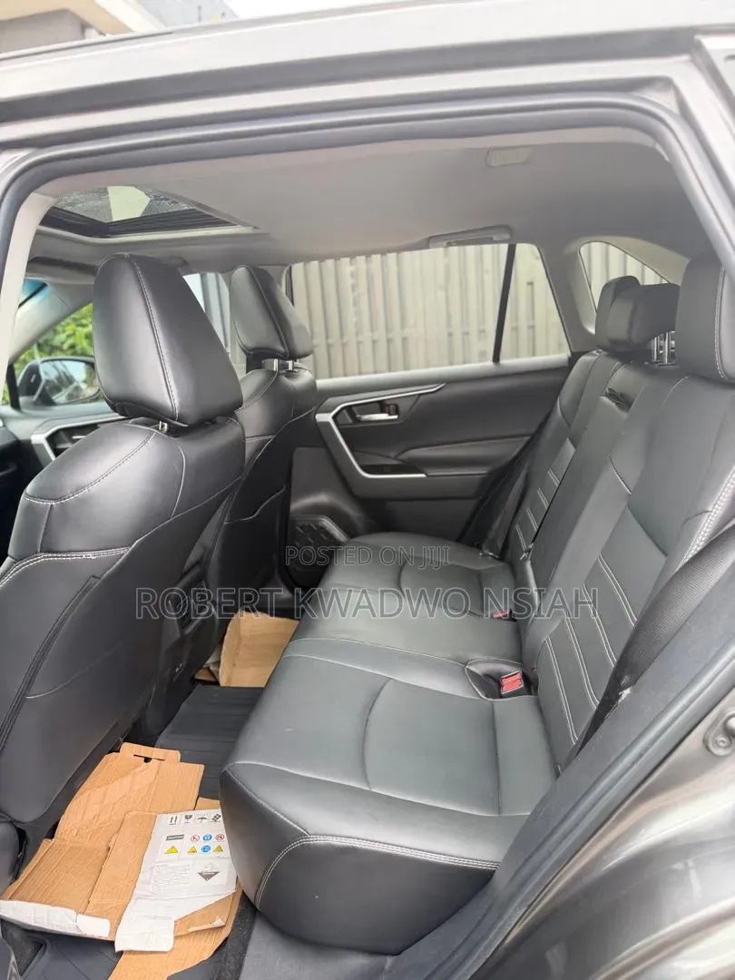 Toyota RAV4 XLE 2022 Gray
