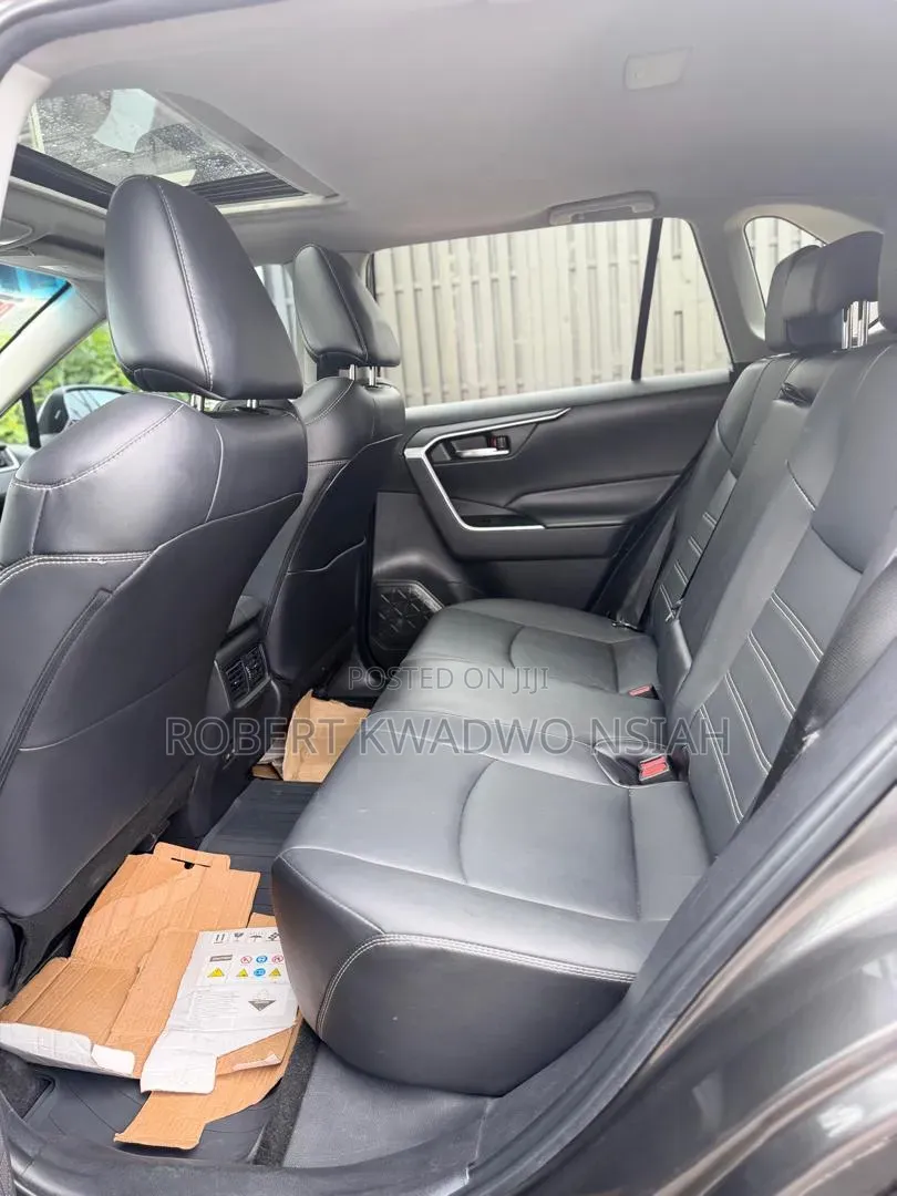 Toyota RAV4 XLE 2022 Gray