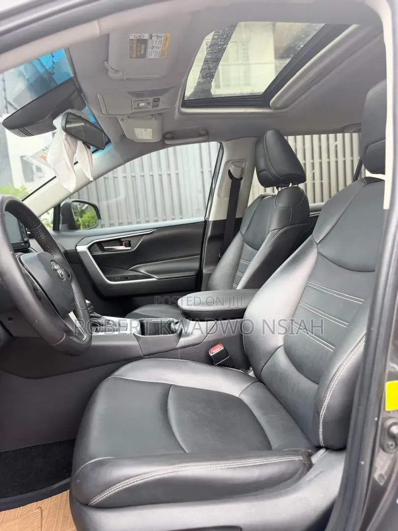 Toyota RAV4 XLE 2022 Gray