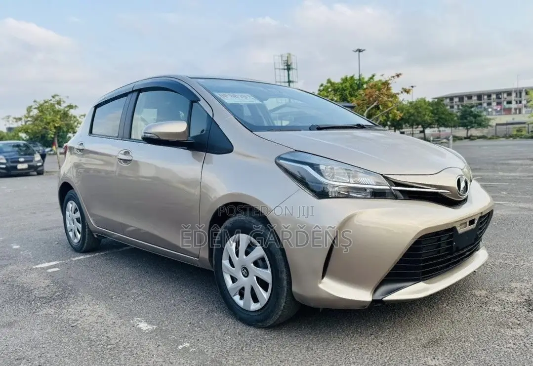 Toyota Vitz 2016 Silver