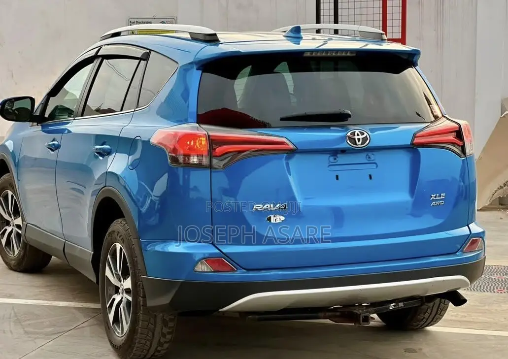 Toyota RAV4 XLE AWD (2.5L 4cyl 6A) 2016 Blue