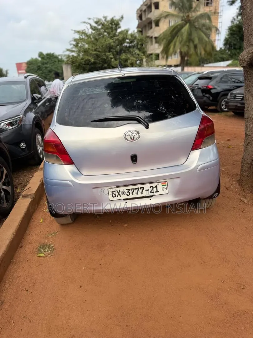 Toyota Vitz 2010 Gray