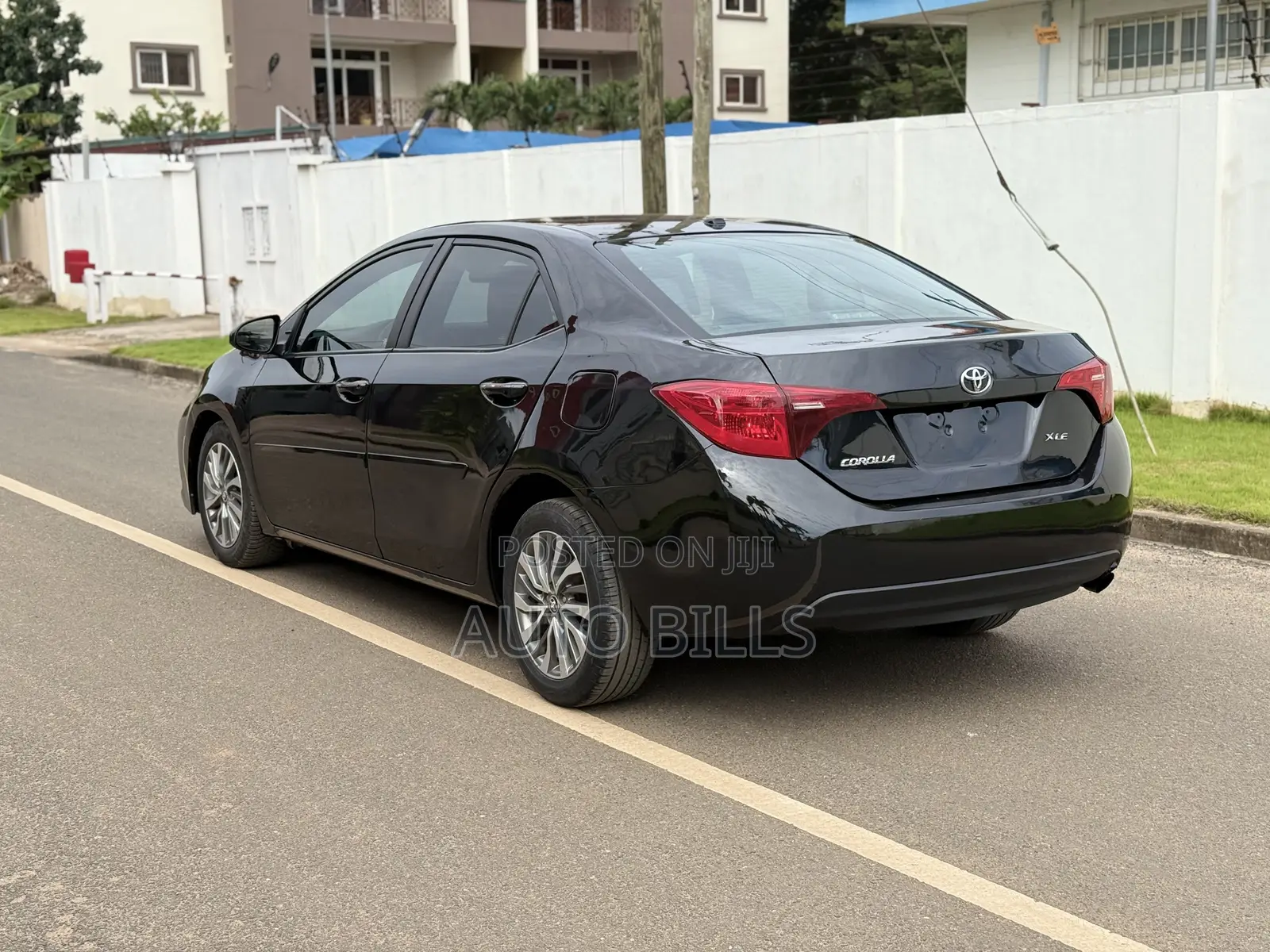 Toyota Corolla XLE (1.8L 4cyl 2A) 2018 Black