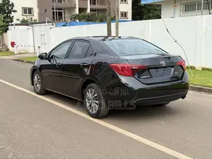 Toyota Corolla XLE (1.8L 4cyl 2A) 2018 Black