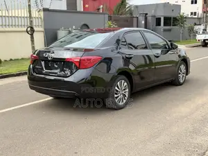 Toyota Corolla XLE (1.8L 4cyl 2A) 2018 Black