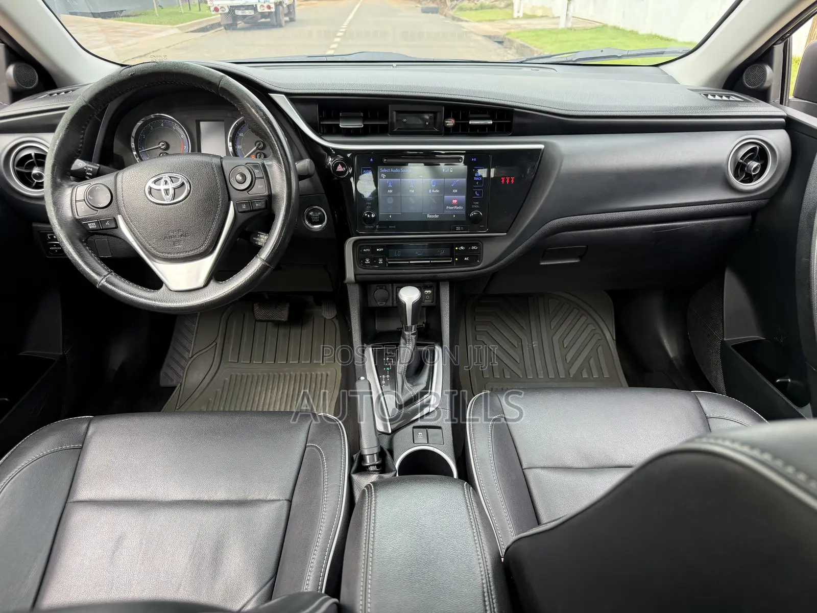 Toyota Corolla XLE (1.8L 4cyl 2A) 2018 Black