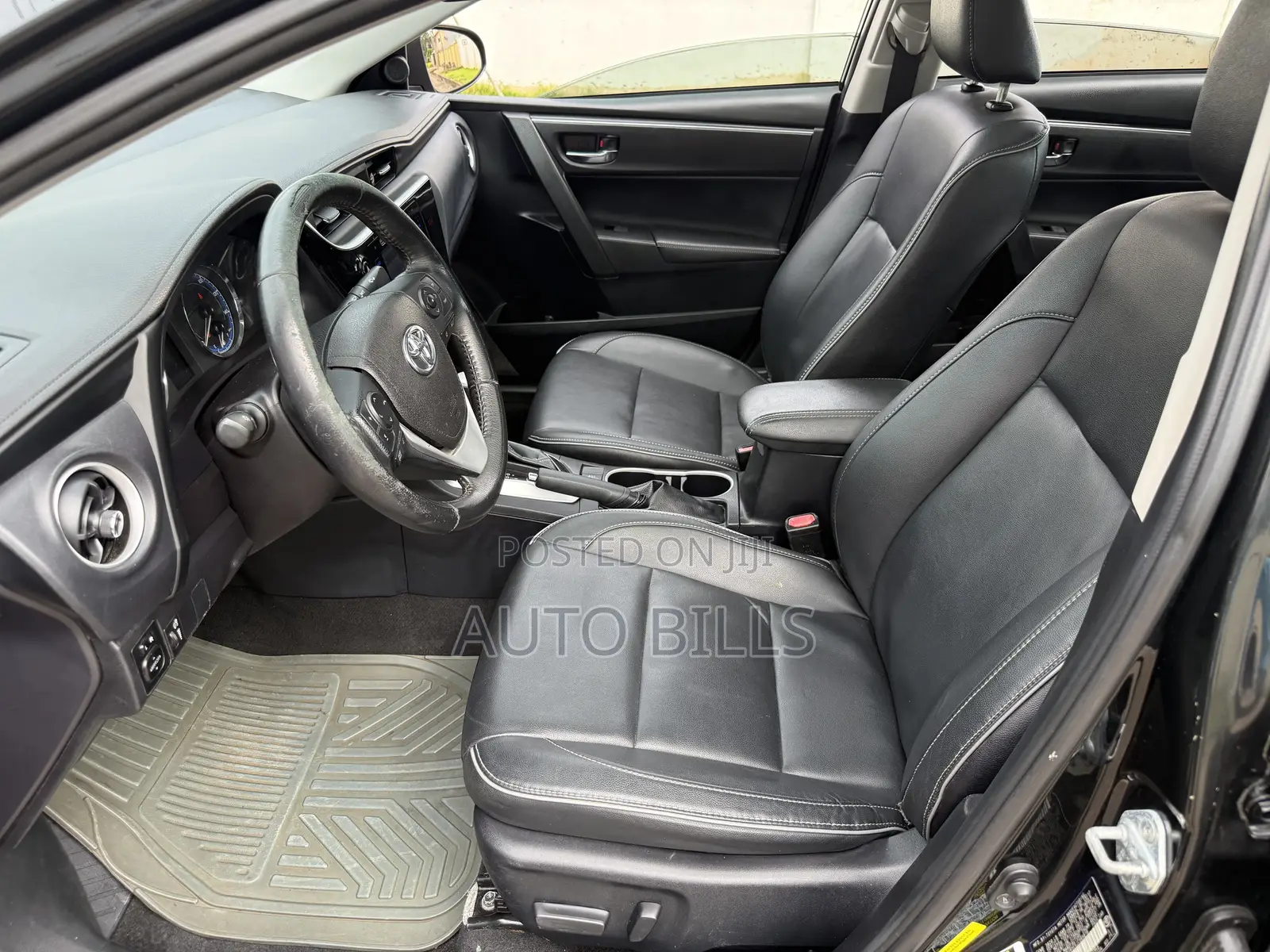 Toyota Corolla XLE (1.8L 4cyl 2A) 2018 Black