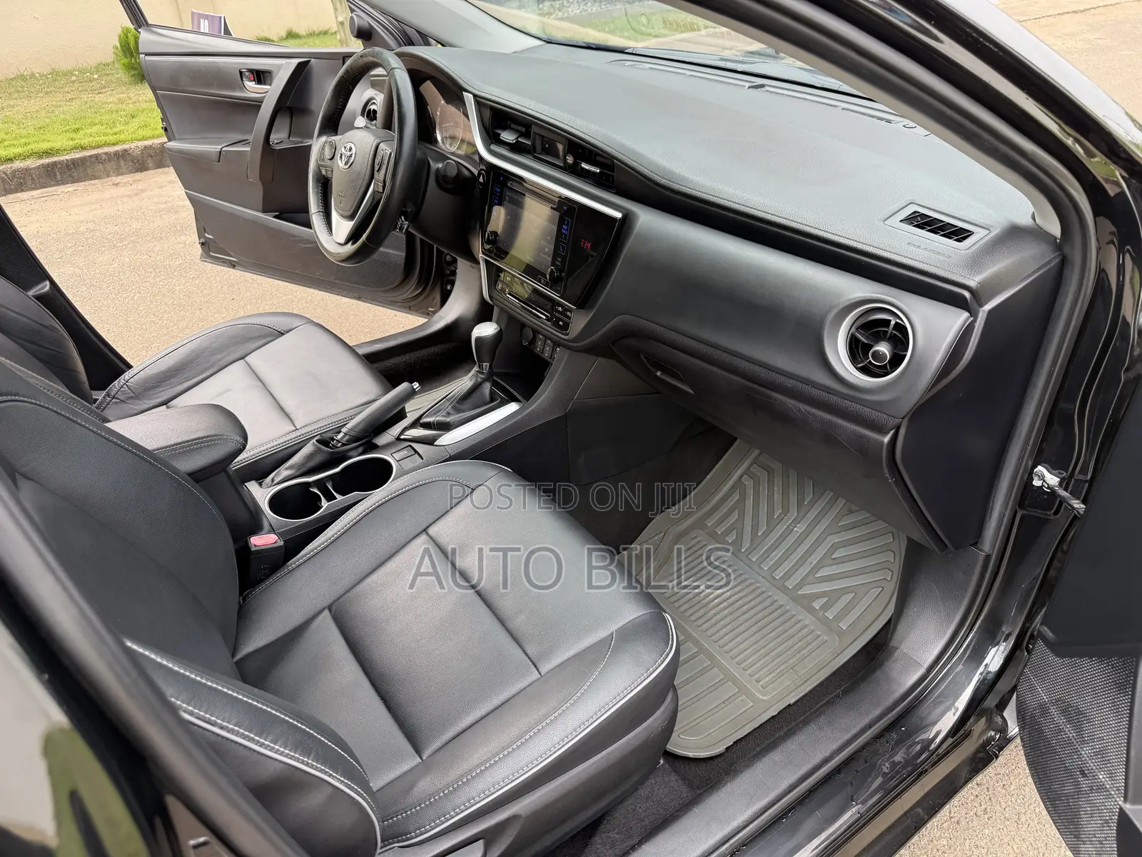 Toyota Corolla XLE (1.8L 4cyl 2A) 2018 Black