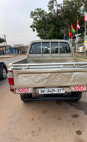 Toyota Hilux 2000 Silver