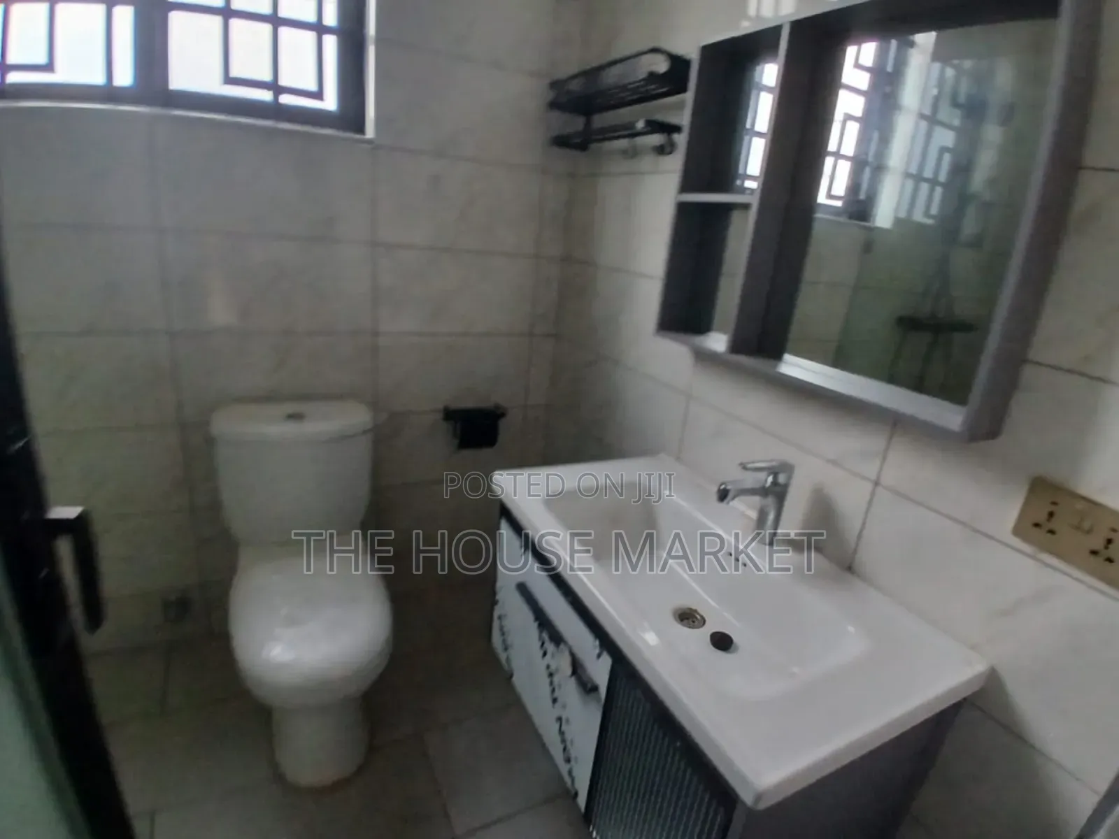 3bdrm Block of Flats in Funko, Tarkwa Nsuaem for rent