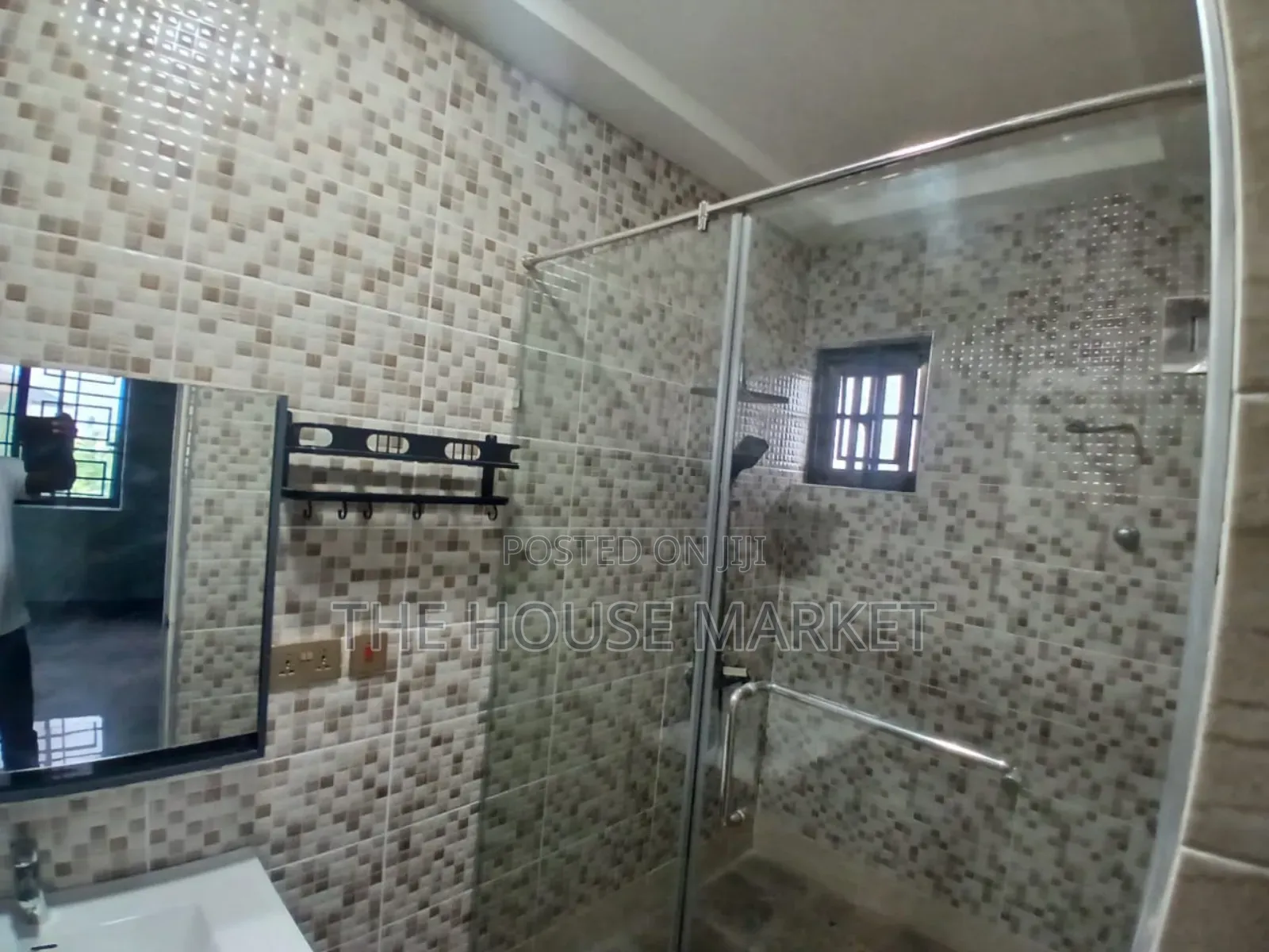 3bdrm Block of Flats in Funko, Tarkwa Nsuaem for rent