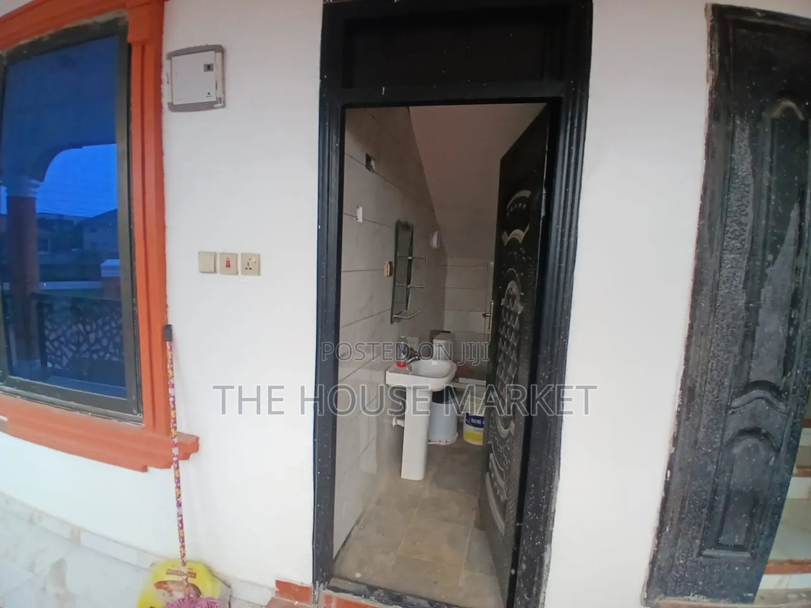 3bdrm Block of Flats in Funko, Tarkwa Nsuaem for rent