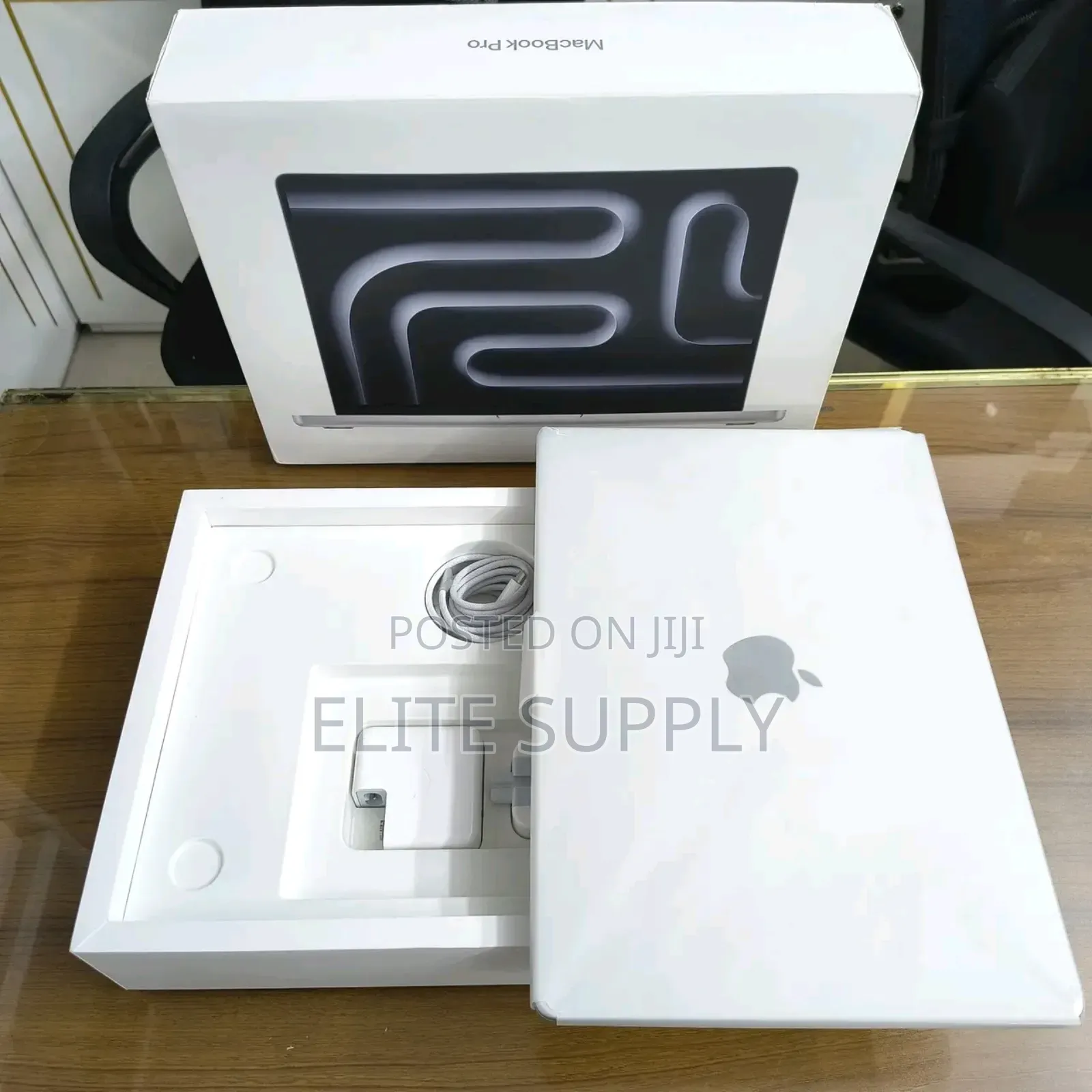 New Laptop Apple MacBook Pro 2024 M3 16GB Apple M3 SSD 512GB