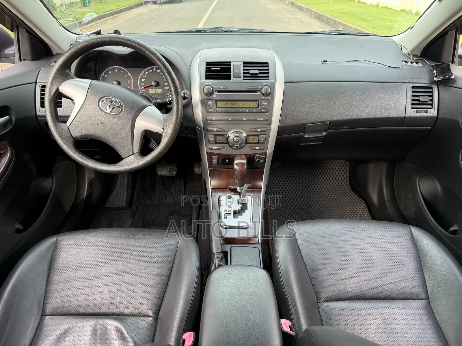 Toyota Corolla L 4dr Sedan (1.8L 4cyl 5M) 2013 Gray