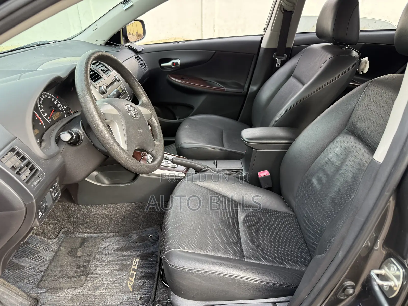 Toyota Corolla L 4dr Sedan (1.8L 4cyl 5M) 2013 Gray