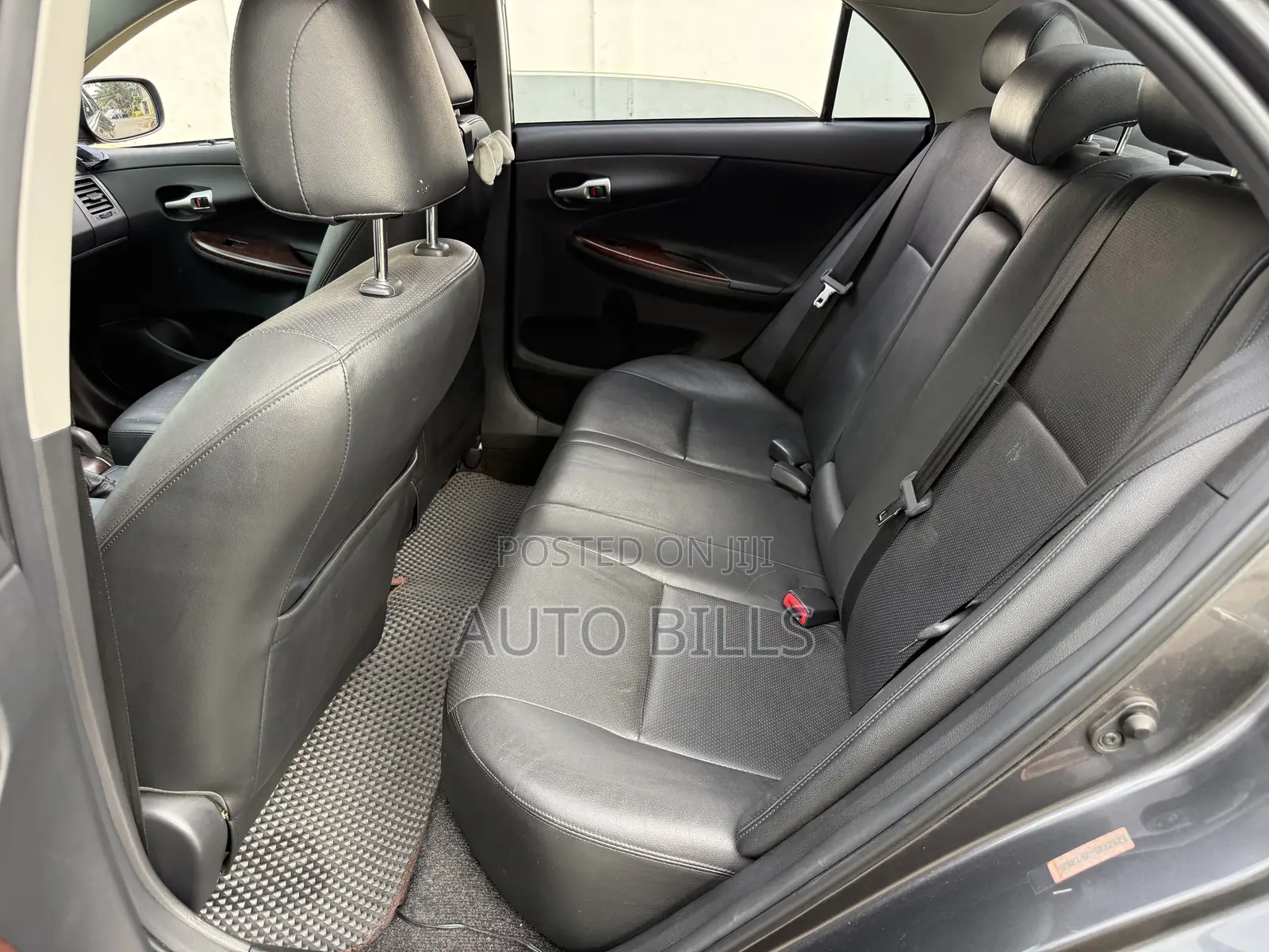 Toyota Corolla L 4dr Sedan (1.8L 4cyl 5M) 2013 Gray