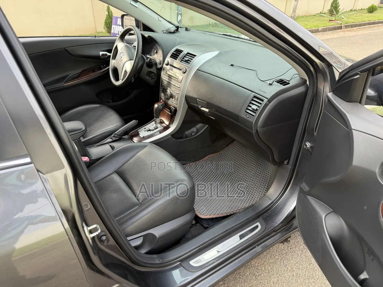Toyota Corolla L 4dr Sedan (1.8L 4cyl 5M) 2013 Gray
