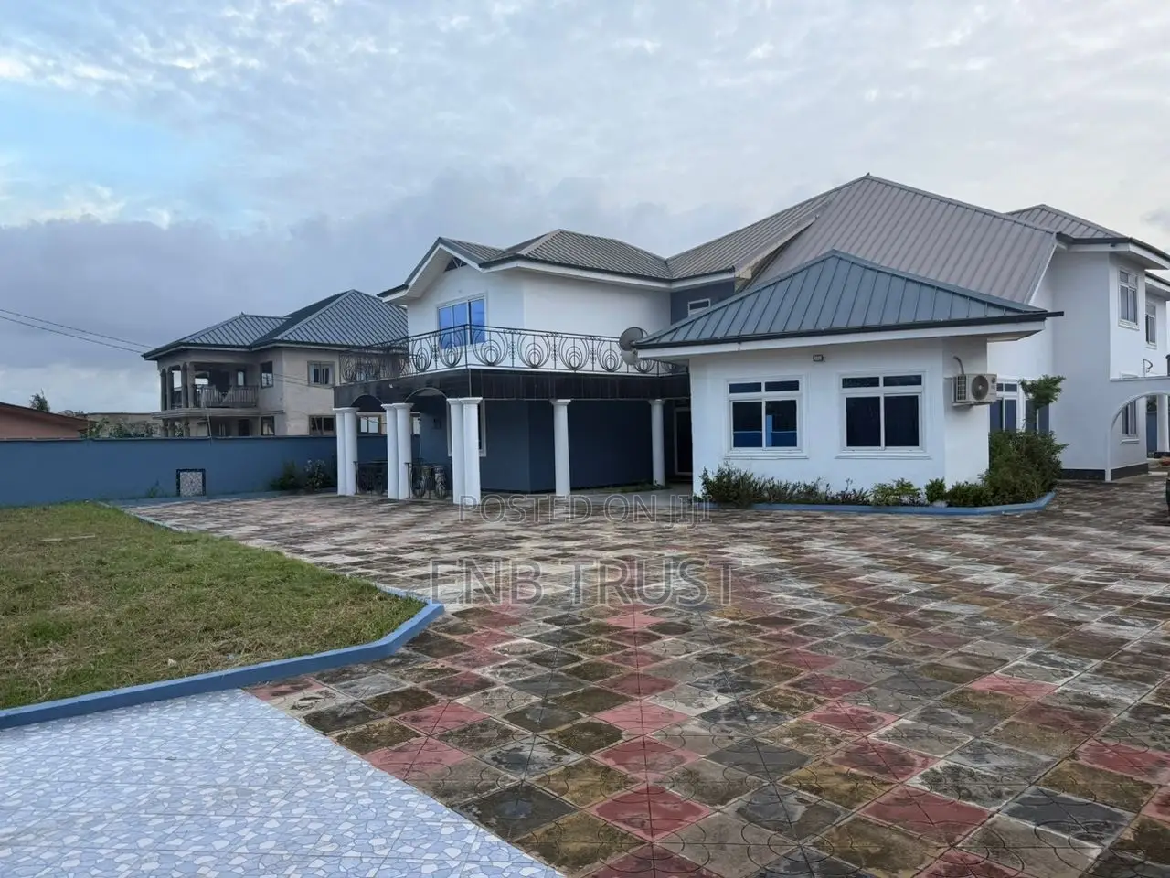 8bdrm Duplex in Haatso, Ga East Municipal for sale