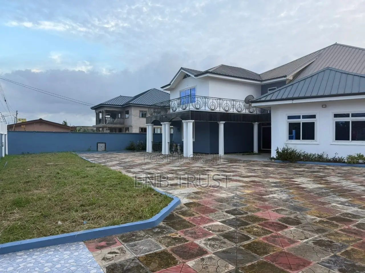 8bdrm Duplex in Haatso, Ga East Municipal for sale