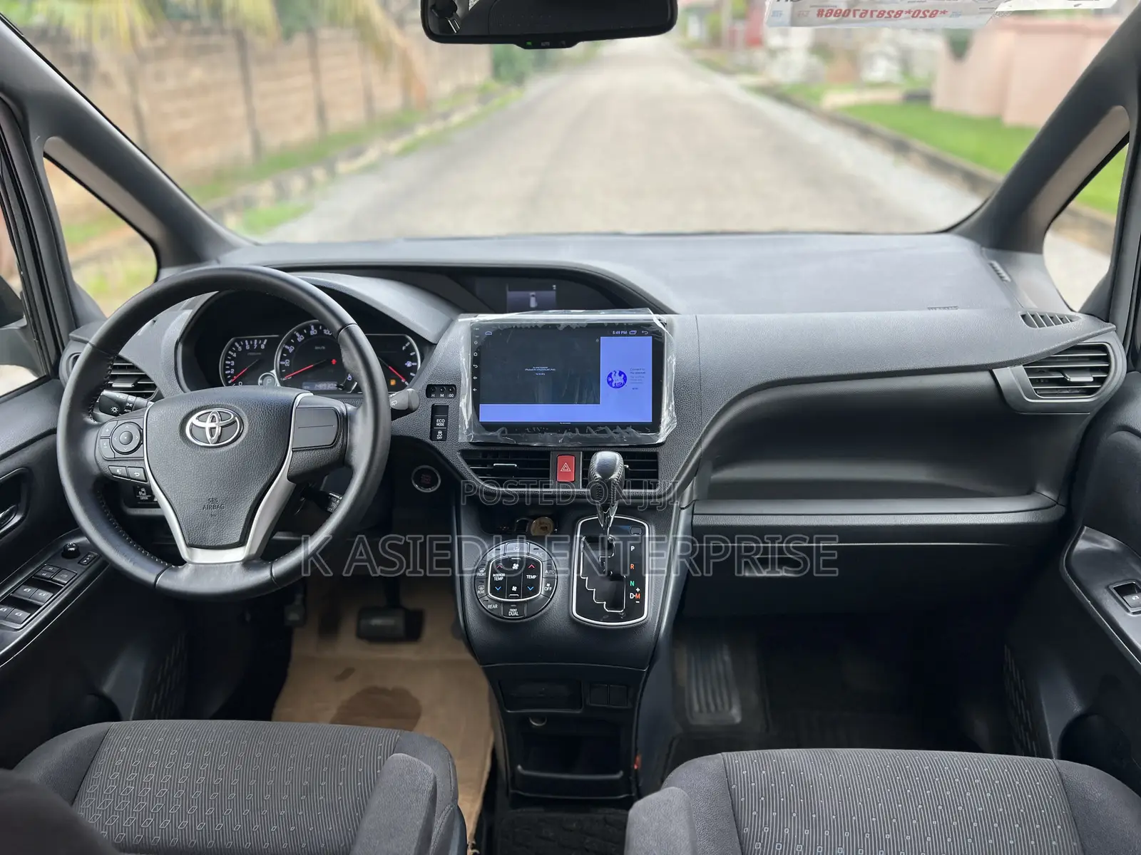 Toyota Voxy V 4WD 8-Seater 2015 Black